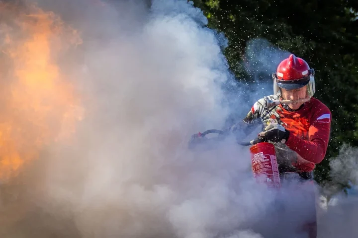 brandblusser die met poeder de brand blust.