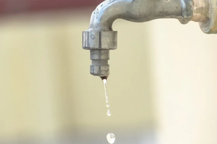 Een lekkende kraan die waterschade kan veroorzaken doordat deze lekt.
